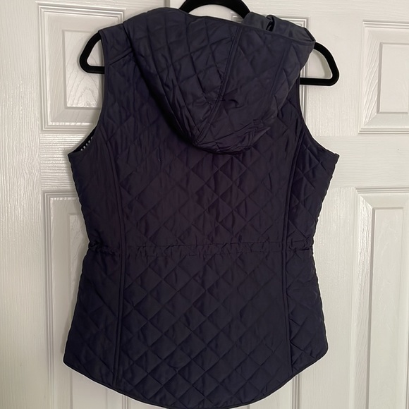 Crown and Ivy Quilted hooded navy zipper front vest. Size small.  Tie at waist - Picture 4 of 4